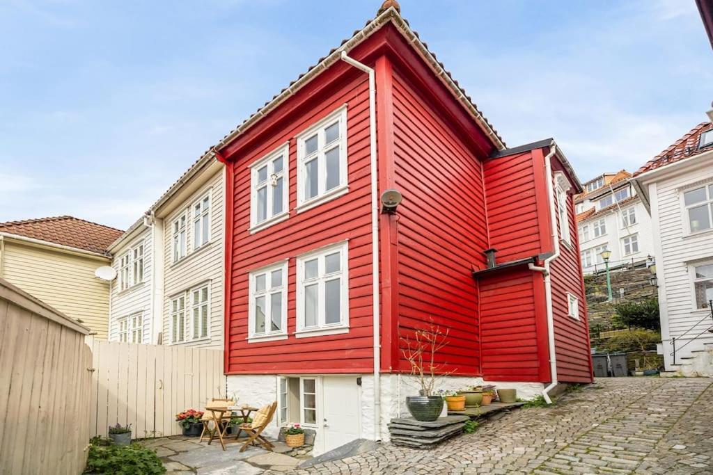 Det Lille Rode Huset Ved Floibanen *